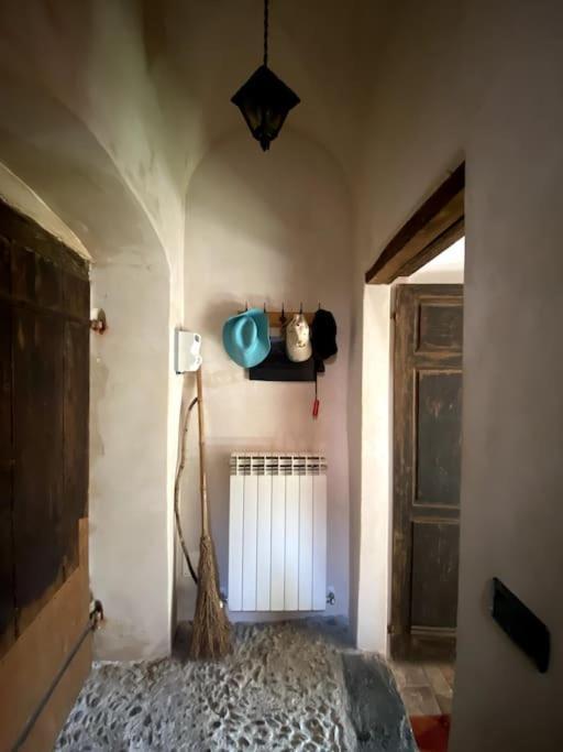 Iconic Italian Townhouse W Rooftop Terrace & Mountain View, Pigna Extérieur photo