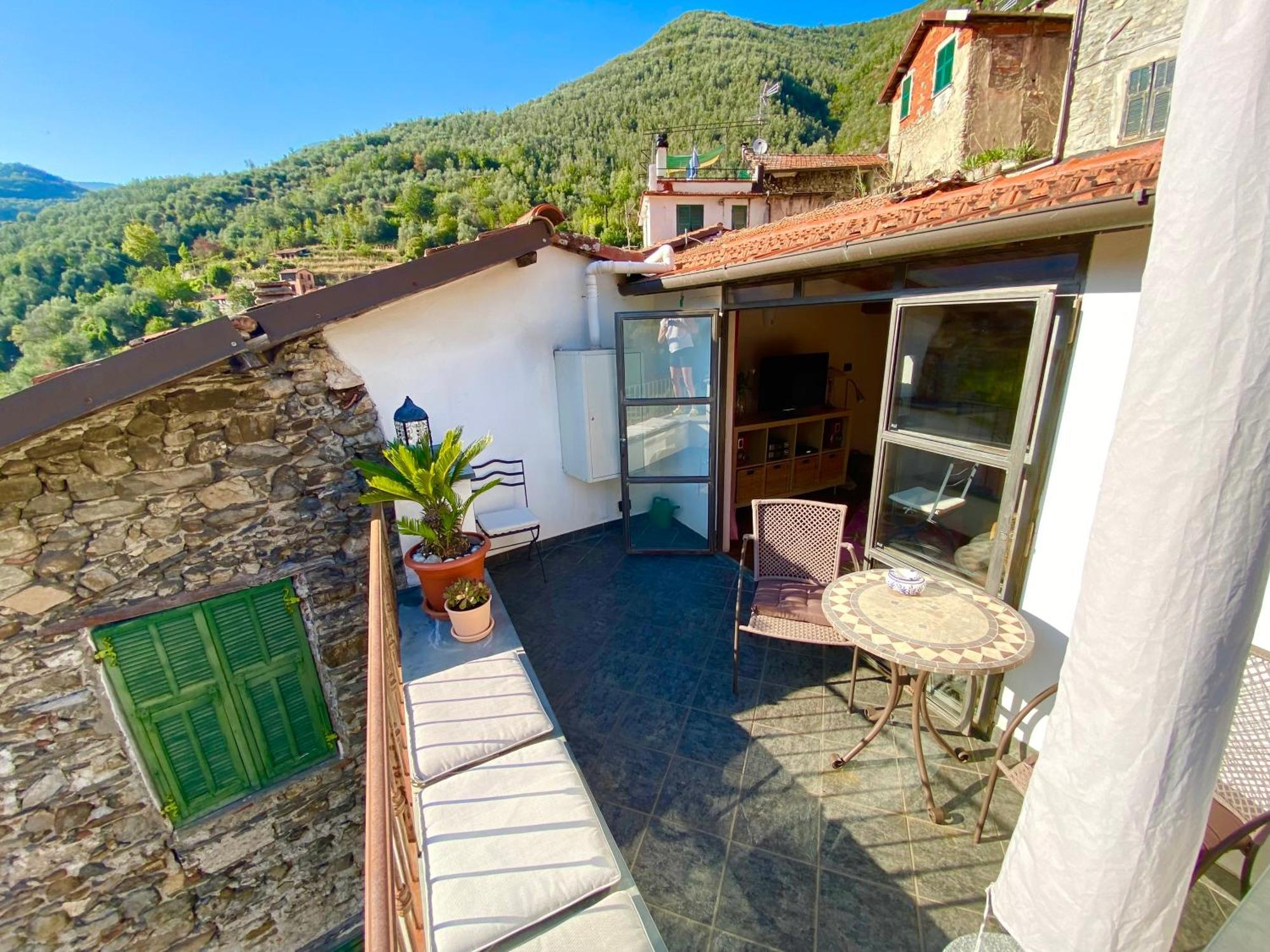 Iconic Italian Townhouse W Rooftop Terrace & Mountain View, Pigna Extérieur photo